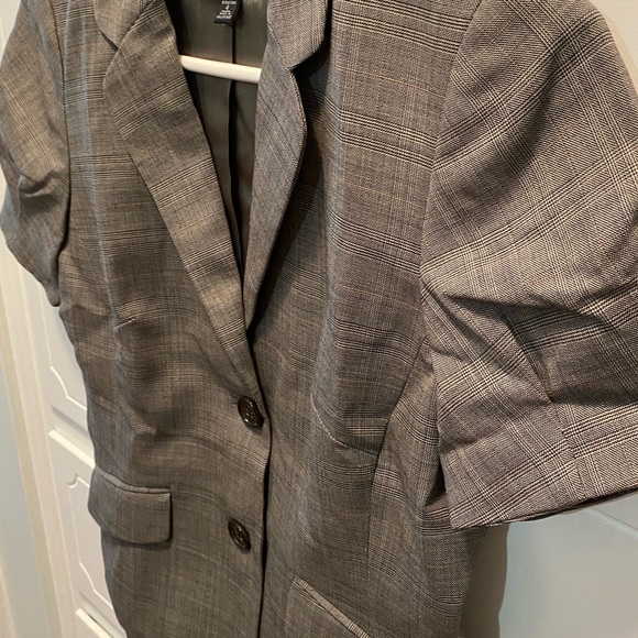 Banana Republic short sleeve blazer. Size 4. - Picture 3 of 5